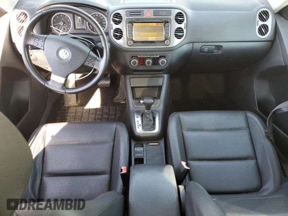 2010 Volkswagen Tiguan Wolfsburg Edition z VIN WVGAV7AX2AW527803, wystawiony jako Copart lot #55920475 z przebiegiem 107 682 mil mil oraz Szkoda całkowita • Salvage title. Historia ofert i sprzedaży dostępna na DreamBid. Obrazek 8.