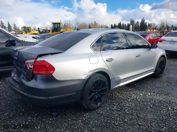 2016 Volkswagen Passat 1.8T R-Line with VIN 1VWAT7A30GC039285, listed as a IAAI auction lot 41642546 with 177,890 mi miles. Bid and sale history available at carsss.com. Image 4.