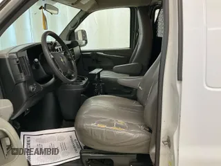 2012 Chevrolet Express Cargo z VIN 1GCSGAFX0C1143284, wystawiony jako IAAI lot #42639427 z przebiegiem 281 833 mil mil oraz . Historia ofert i sprzedaży dostępna na DreamBid. Obrazek 17.