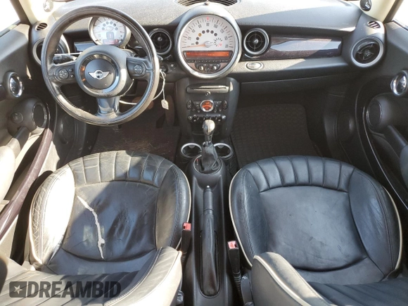 2011 MINI Hardtop z VIN WMWSU3C52BT094094, wystawiony jako Copart lot #55634655 z przebiegiem 104 123 mil mil oraz Szkody całkowita. Historia ofert i sprzedaży dostępna na DreamBid. Obrazek 8.