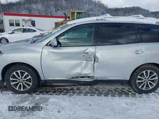 2015 Nissan Pathfinder Platinum z VIN 5N1AR2MM1FC675197, wystawiony jako IAAI lot #41595067 z przebiegiem 96 135 mil mil oraz . Historia ofert i sprzedaży dostępna na DreamBid. Obrazek 6.
