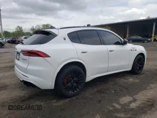 2023 Maserati Grecale Modena z VIN ZN682AVM9P7427417, wystawiony jako Copart lot #51734044 z przebiegiem 14 605 mil mil oraz . Historia ofert i sprzedaży dostępna na DreamBid. Obrazek 3.