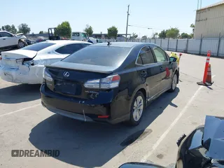 2010 Lexus HS 250h z VIN JTHBB1BA3A2009245, wystawiony jako IAAI lot #42429788 z przebiegiem 206 690 mil mil oraz . Historia ofert i sprzedaży dostępna na DreamBid. Obrazek 4.