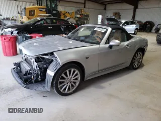 2019 FIAT 124 Spider Urbana Edition z VIN JC1NFAEK3K0141858, wystawiony jako Copart lot #59643304 z przebiegiem 120 343 mil mil oraz Szkody całkowita. Historia ofert i sprzedaży dostępna na DreamBid. Obrazek 1.