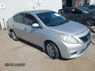 2013 Nissan Versa S Plus z VIN 3N1CN7AP1DL868975, wystawiony jako IAAI lot #41880206 z przebiegiem 166 975 mil mil oraz . Historia ofert i sprzedaży dostępna na DreamBid. Obrazek 1.