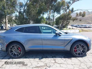 2021 Aston Martin DBX z VIN SCFVUJAW8MTV02568, wystawiony jako IAAI lot #42183964 z przebiegiem 53 608 mil mil oraz . Historia ofert i sprzedaży dostępna na DreamBid. Obrazek 13.
