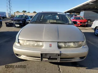1999 Saturn SW z VIN 1G8ZK8271XZ368987, wystawiony jako Copart lot #82610964 z przebiegiem 222 100 mil mil oraz Tytuł czysty. Historia ofert i sprzedaży dostępna na DreamBid. Obrazek 5.