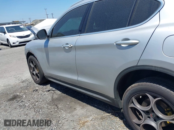 2018 Alfa Romeo Stelvio z VIN ZASFAKAN1J7B89142, wystawiony jako IAAI lot #42192248 z przebiegiem Nie podano mil oraz . Historia ofert i sprzedaży dostępna na DreamBid. Obrazek 15.