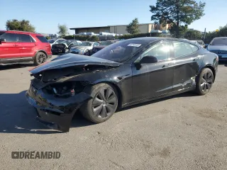 2022 Tesla Model S z VIN 5YJSA1E59NF460010, wystawiony jako Copart lot #42797455 z przebiegiem Nie podano mil oraz Szkoda całkowita • Salvage title. Historia ofert i sprzedaży dostępna na DreamBid. Obrazek 1.