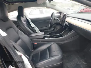 2019 Tesla Model 3 Mid Range z VIN 5YJ3E1EA1KF426824, wystawiony jako IAAI lot #41787234 z przebiegiem 69 879 mil mil oraz . Historia ofert i sprzedaży dostępna na DreamBid. Obrazek 5.