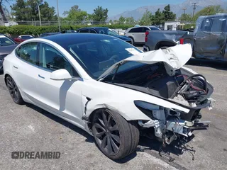 2020 Tesla Model 3 Performance z VIN 5YJ3E1EC6LF805448, wystawiony jako IAAI lot #42207433 z przebiegiem 114 412 mil mil oraz . Historia ofert i sprzedaży dostępna na DreamBid. Obrazek 1.