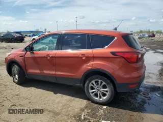 2019 Ford Escape SE z VIN 1FMCU9GD7KUC00377, wystawiony jako Copart lot #56136395 z przebiegiem 199 398 mil mil oraz Tytuł czysty. Historia ofert i sprzedaży dostępna na DreamBid. Obrazek 2.