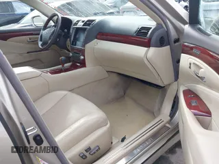 2012 Lexus LS 460 z VIN JTHBL5EFXC5110621, wystawiony jako IAAI lot #41714523 z przebiegiem 104 684 mil mil oraz . Historia ofert i sprzedaży dostępna na DreamBid. Obrazek 5.