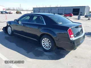 2012 Chrysler 300 z VIN 2C3CCAAG8CH245879, wystawiony jako IAAI lot #41811243 z przebiegiem 177 634 mil mil oraz . Historia ofert i sprzedaży dostępna na DreamBid. Obrazek 3.