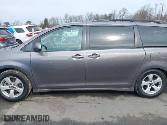 2018 Toyota Sienna LE Auto Access Seat with VIN 5TDKZ3DC1JS953593, listed as a IAAI auction lot 41478930 with 171,792 mi miles. Bid and sale history available at carsss.com. Image 13.