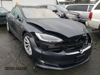 2018 Tesla Model S 75D z VIN 5YJSA1E24JF245215, wystawiony jako Copart lot #63788121 z przebiegiem Nie podano mil oraz Szkoda całkowita • Salvage title. Historia ofert i sprzedaży dostępna na DreamBid. Obrazek 1.