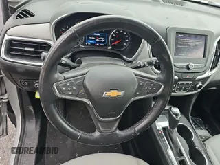 2020 Chevrolet Equinox LT z VIN 2GNAXJEV9L6155319, wystawiony jako IAAI lot #42575790 z przebiegiem 84 186 mil mil oraz . Historia ofert i sprzedaży dostępna na DreamBid. Obrazek 15.