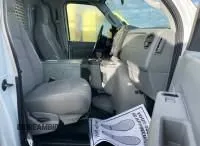 2010 Ford Econoline Cargo Commercial z VIN 1FTNE2EL2ADA77601, wystawiony jako IAAI lot #42025514 z przebiegiem 171 884 mil mil oraz . Historia ofert i sprzedaży dostępna na DreamBid. Obrazek 1.