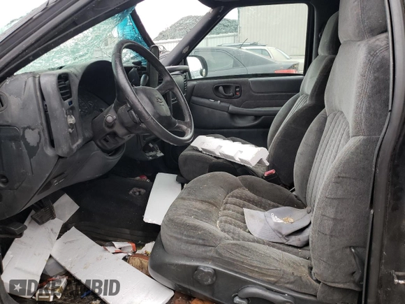2000 Chevrolet Blazer LS z VIN 1GNCT18W9YK277871, wystawiony jako Copart lot #46158185 z przebiegiem Nie podano mil oraz Nie do naprawy • Non repairable. Historia ofert i sprzedaży dostępna na DreamBid. Obrazek 7.