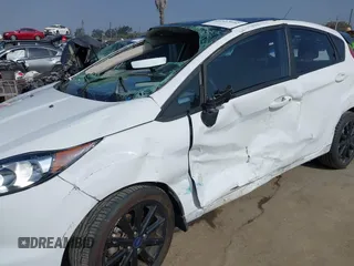 2019 Ford Fiesta ST-Line z VIN 3FADP4DJ1KM112318, wystawiony jako IAAI lot #42322602 z przebiegiem 57 205 mil mil oraz . Historia ofert i sprzedaży dostępna na DreamBid. Obrazek 6.
