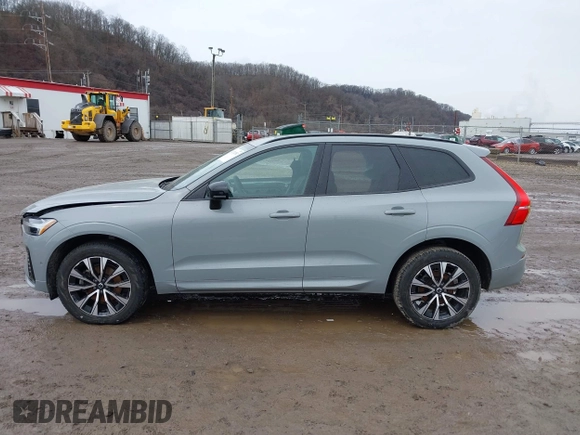 2024 Volvo XC60 Plus Dark Theme z VIN YV4L12RL3R1757157, wystawiony jako IAAI lot #41732352 z przebiegiem 11 056 mil mil oraz . Historia ofert i sprzedaży dostępna na DreamBid. Obrazek 15.