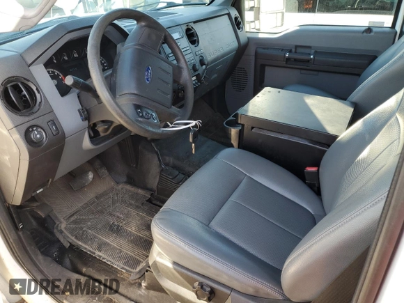 2013 Ford F-250 XL z VIN 1FTBF2B69DEA76457, wystawiony jako Copart lot #52568575 z przebiegiem 242 172 mil mil oraz Czysty tytuł • Clean title. Historia ofert i sprzedaży dostępna na DreamBid. Obrazek 7.