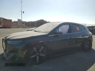 2022 BMW iX xDrive50 z VIN WB523CF04NCK19635, wystawiony jako Copart lot #44999765 z przebiegiem 28 141 mil mil oraz Szkoda całkowita • Salvage title. Historia ofert i sprzedaży dostępna na DreamBid. Obrazek 1.