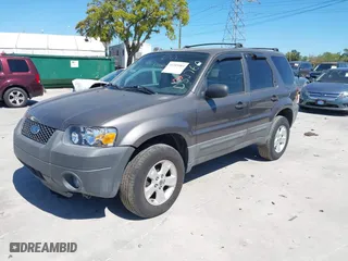 2005 Ford Escape XLT with VIN 1FMYU03175KD53760, listed as a IAAI auction lot 41755984 with 158,704 mi miles. Bid and sale history available at carsss.com. Image 2.