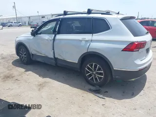 2018 Volkswagen Tiguan SEL with VIN 3VV3B7AX4JM201878, listed as a IAAI auction lot 42083809 with 115,956 mi miles and . Bid and sale history available at DreamBid. Image 3.