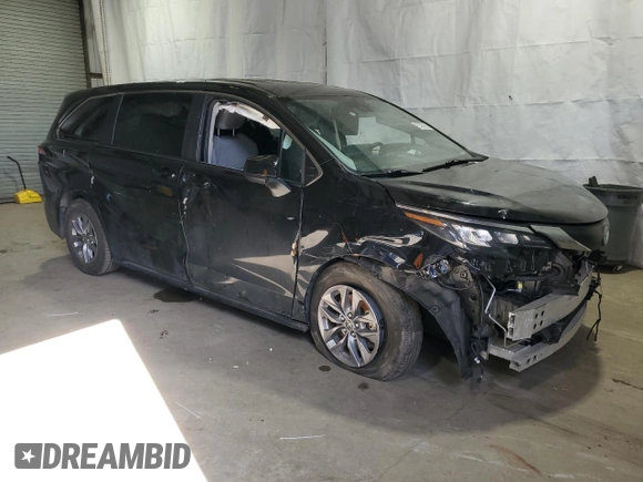 2024 Toyota Sienna LE z VIN 5TDKRKEC8RS190346, wystawiony jako Copart lot #54243385 z przebiegiem 18 942 mil mil oraz Szkoda całkowita • Salvage title. Historia ofert i sprzedaży dostępna na DreamBid. Obrazek 4.