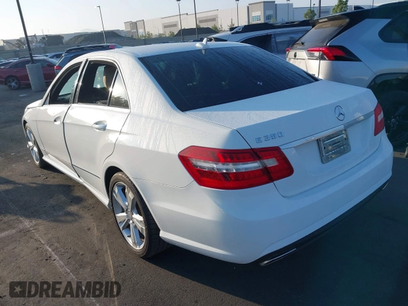 2013 Mercedes-Benz E 350 Luxury z VIN WDDHF5KB2DA741401, wystawiony jako IAAI lot #42605065 z przebiegiem 167 479 mil mil oraz . Historia ofert i sprzedaży dostępna na DreamBid. Obrazek 3.