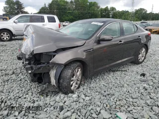 2013 Kia Optima EX z VIN 5XXGN4A74DG246220, wystawiony jako Copart lot #57115715 z przebiegiem 266 971 mil mil oraz Szkoda całkowita • Salvage title. Historia ofert i sprzedaży dostępna na DreamBid. Obrazek 1.