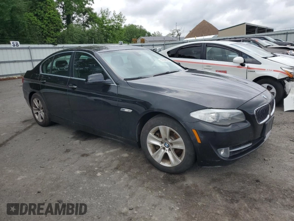 2013 BMW 5 Series 528i xDrive z VIN WBAXH5C57DD111555, wystawiony jako Copart lot #57284575 z przebiegiem 145 947 mil mil oraz Tytuł czysty. Historia ofert i sprzedaży dostępna na DreamBid. Obrazek 4.