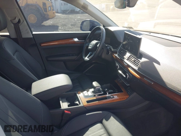 2023 Audi Q5 S line Premium Plus z VIN WA1EAAFY5P2133268, wystawiony jako IAAI lot #42043262 z przebiegiem 21 664 mil mil oraz . Historia ofert i sprzedaży dostępna na DreamBid. Obrazek 5.