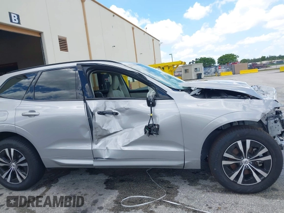 2024 Volvo XC60 Core Dark Theme z VIN YV4L12RK1R1908391, wystawiony jako IAAI lot #41212899 z przebiegiem 9083 mil mil oraz . Historia ofert i sprzedaży dostępna na DreamBid. Obrazek 17.
