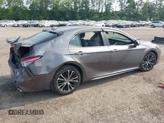 2018 Toyota Camry LE z VIN 4T1B11HK7JU033701, wystawiony jako IAAI lot #42417229 z przebiegiem 49 977 mil mil oraz . Historia ofert i sprzedaży dostępna na DreamBid. Obrazek 4.