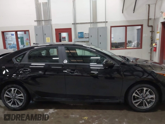 2024 Kia Forte LXS z VIN 3KPF24ADXRE831698, wystawiony jako IAAI lot #41337698 z przebiegiem 1 843 mil mil oraz . Historia ofert i sprzedaży dostępna na DreamBid. Obrazek 14.
