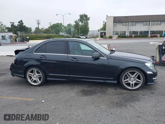 2013 Mercedes-Benz C 250 Sport z VIN WDDGF4HB6DA777055, wystawiony jako IAAI lot #42374146 z przebiegiem 122 060 mil mil oraz . Historia ofert i sprzedaży dostępna na DreamBid. Obrazek 13.