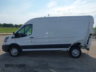 2023 Ford Transit z VIN 1FTBW9CG7PKB84159, wystawiony jako IAAI lot #42772115 z przebiegiem 6 945 mil mil oraz . Historia ofert i sprzedaży dostępna na DreamBid. Obrazek 14.