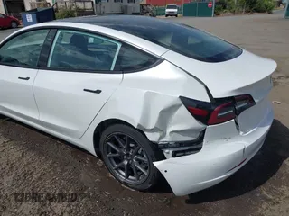 2022 Tesla Model 3 Long Range z VIN 5YJ3E1EB4NF183832, wystawiony jako IAAI lot #42085815 z przebiegiem 35 880 mil mil oraz . Historia ofert i sprzedaży dostępna na DreamBid. Obrazek 19.