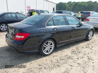2013 Mercedes-Benz C 250 Sport z VIN WDDGF4HB8DR267856, wystawiony jako IAAI lot #42385425 z przebiegiem 116 580 mil mil oraz . Historia ofert i sprzedaży dostępna na DreamBid. Obrazek 4.