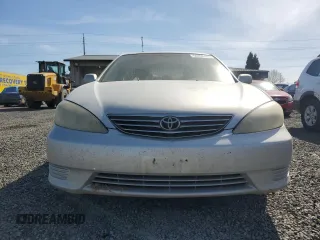 2005 Toyota Camry STD z VIN 4T1BE32KX5U540557, wystawiony jako Copart lot #50408435 z przebiegiem 268 848 mil mil oraz Szkoda całkowita • Salvage title. Historia ofert i sprzedaży dostępna na DreamBid. Obrazek 5.