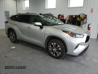 2022 Toyota Highlander XLE with VIN 5TDGZRBH4NS560801, listed as a Copart auction lot 63817915 with 64,557 mi miles and Salvage title. Bid and sale history available at DreamBid. Image 4.