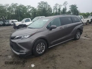 2021 Toyota Sienna XLE z VIN 5TDYRKEC0MS071810, wystawiony jako Copart lot #57989275 z przebiegiem 32 534 mil mil oraz Szkoda całkowita • Salvage title. Historia ofert i sprzedaży dostępna na DreamBid. Obrazek 1.