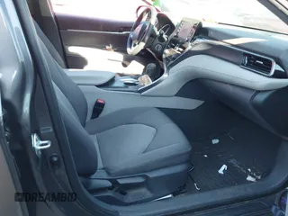 2024 Toyota Camry LE z VIN 4T1C11AK3RU847743, wystawiony jako IAAI lot #41886636 z przebiegiem 22 814 mil mil oraz . Historia ofert i sprzedaży dostępna na DreamBid. Obrazek 5.