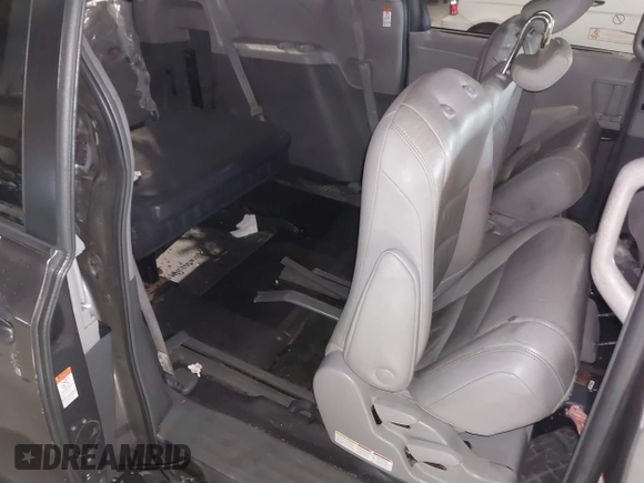2018 Toyota Sienna LE Auto Access Seat with VIN 5TDKZ3DC4JS906025, listed as a IAAI auction lot 41078552 with 227,565 mi miles. Bid and sale history available at carsss.com. Image 8.