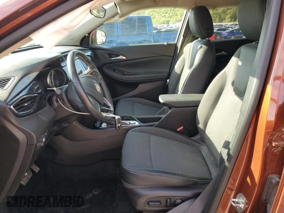 2021 Buick Encore GX Preferred с VIN KL4MMCSL5MB141259, выставлен на аукционе Copart как лот 54479185 с пробегом 56 937 миль миль и Списание • Salvage title. История ставок и продаж доступна на DreamBid. Изображение 7.