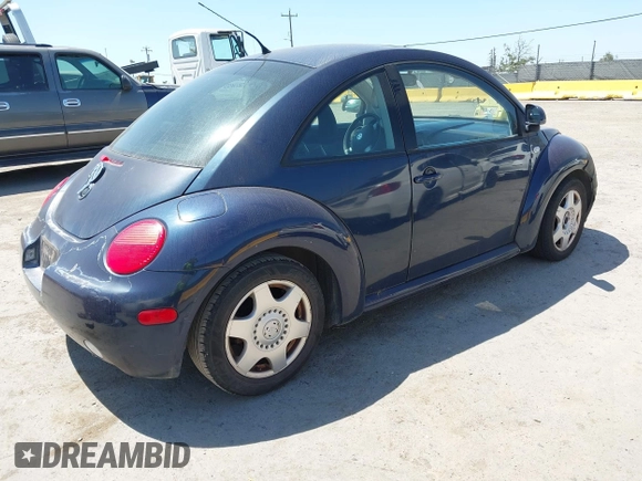 2000 Volkswagen Beetle GLS z VIN 3VWCC21C5YM454887, wystawiony jako IAAI lot #42397582 z przebiegiem 122 620 mil mil oraz . Historia ofert i sprzedaży dostępna na DreamBid. Obrazek 4.
