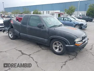 2000 Chevrolet S-10 LS with VIN 1GCCS19W5Y8161574, listed as a IAAI auction lot 41935197 with 255,231 mi miles. Bid and sale history available at carsss.com. Image 1.