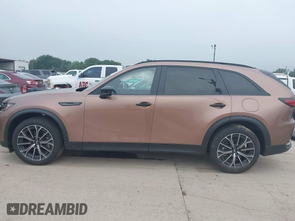 2025 Mazda CX-70 Premium Plus with VIN JM3KJEHA1S1111323, listed as a IAAI auction lot 42109316 with 561 mi miles and . Bid and sale history available at DreamBid. Image 15.